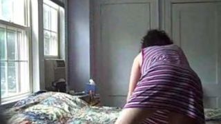 Баба в домашнем платье легла на кровать и нежно подрочила письку