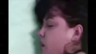 Темноволосая жена получает анальное удовольствие со своим мужем