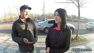Мужчина на камеру познакомился с молоденькой девушкой, которой предложил секс на улице за деньги