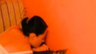 Мужик поставил свою жену раком и выебал ее по‐быстрому, пока смотрел телевизор